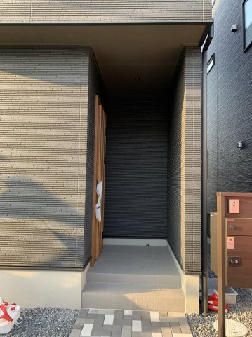 総社市小寺　新築戸建分譲住宅のエントランス