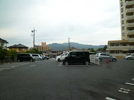 ペルル中山南参番館の駐車場