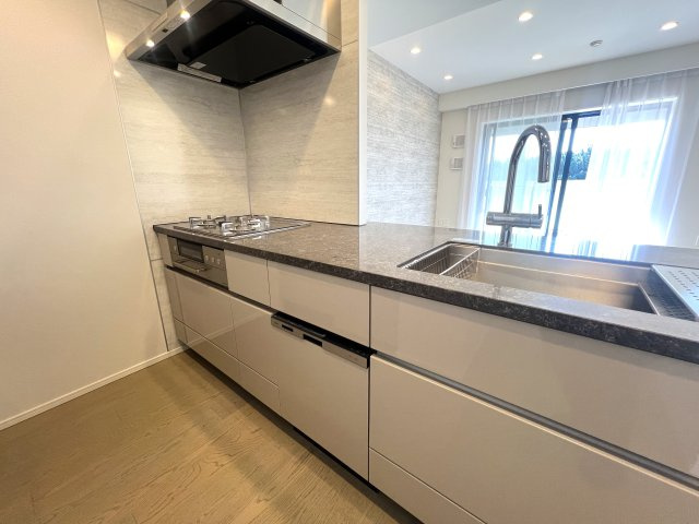 海は目の前！外観も室内もオシャレすぎて滅！【リフォーム／クリオ鵠沼海岸グランロワ】のキッチン|コンパクトなキッチンで掃除もラクラク