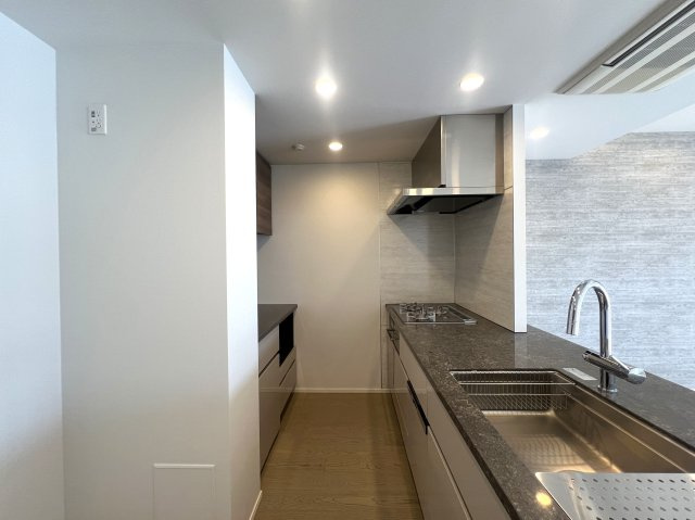 海は目の前！外観も室内もオシャレすぎて滅！【リフォーム／クリオ鵠沼海岸グランロワ】のキッチン|使いやすいキッチンです