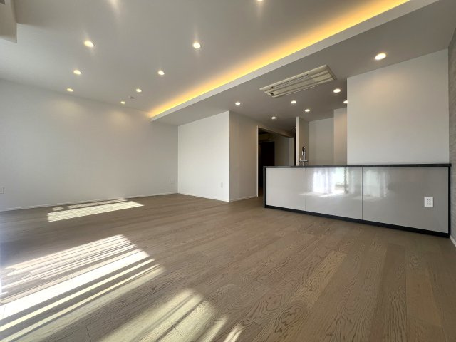 海は目の前！外観も室内もオシャレすぎて滅！【リフォーム／クリオ鵠沼海岸グランロワ】の居間・リビング|居間です