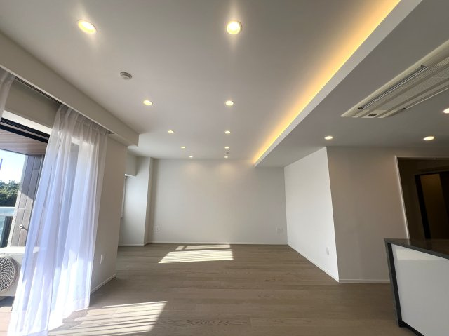 海は目の前！外観も室内もオシャレすぎて滅！【リフォーム／クリオ鵠沼海岸グランロワ】の居間・リビング|ゆったり過ごせるリビングです