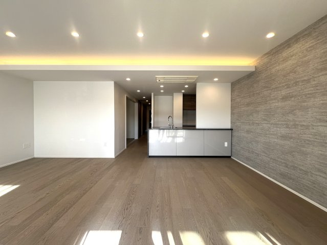 海は目の前！外観も室内もオシャレすぎて滅！【リフォーム／クリオ鵠沼海岸グランロワ】の居間・リビング|リビングです