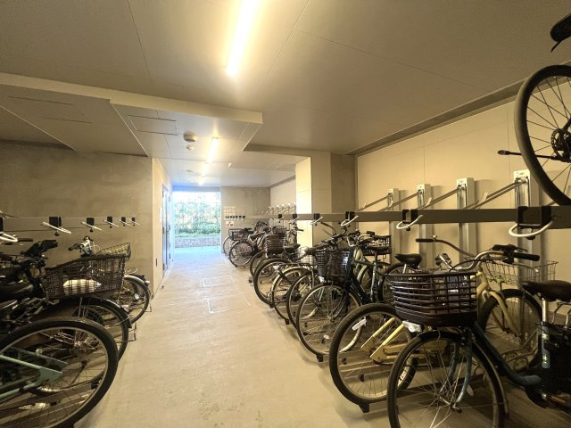 海は目の前！外観も室内もオシャレすぎて滅！【リフォーム／クリオ鵠沼海岸グランロワ】の駐輪場