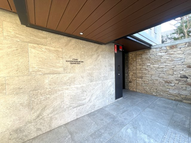 海は目の前！外観も室内もオシャレすぎて滅！【リフォーム／クリオ鵠沼海岸グランロワ】のエントランス