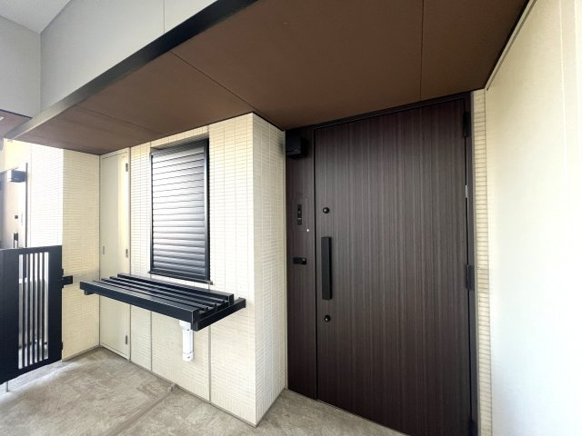 海は目の前！外観も室内もオシャレすぎて滅！【リフォーム／クリオ鵠沼海岸グランロワ】の玄関|ゆったりとした玄関です