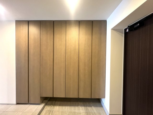 海は目の前！外観も室内もオシャレすぎて滅！【リフォーム／クリオ鵠沼海岸グランロワ】の玄関|明るい玄関です