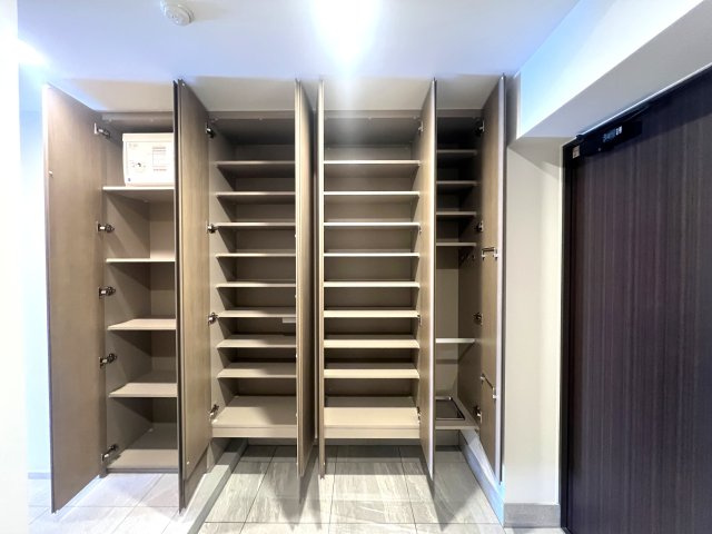 海は目の前！外観も室内もオシャレすぎて滅！【リフォーム／クリオ鵠沼海岸グランロワ】の玄関|落ち着いた玄関です