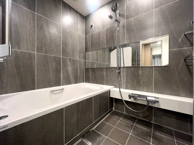 海は目の前！外観も室内もオシャレすぎて滅！【リフォーム／クリオ鵠沼海岸グランロワ】の浴室|落ち着いた空間のお風呂です