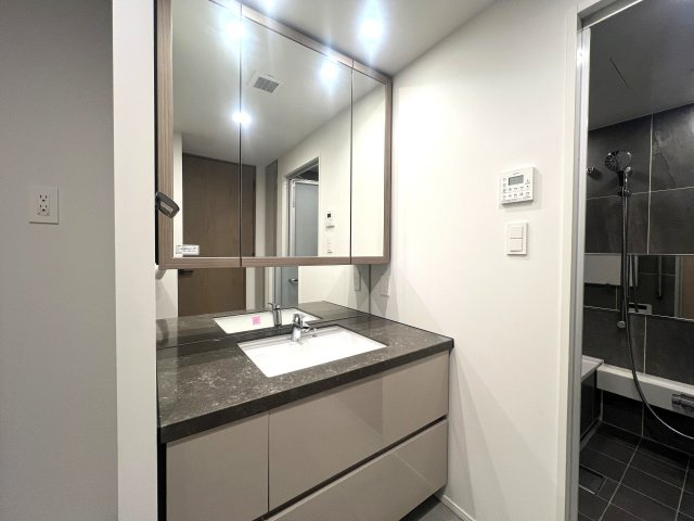 海は目の前！外観も室内もオシャレすぎて滅！【リフォーム／クリオ鵠沼海岸グランロワ】の独立洗面台|独立洗面化粧台付き