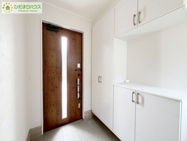 郡山市小原田２丁目　新築戸建　の玄関|陽当たりが良い玄関は、お出かけ前の気分も上がります。シューズボックスには、たくさんの靴が収納出来るのでいつでも玄関がスッキリです。