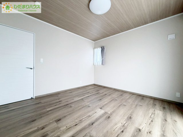 郡山市小原田２丁目　新築戸建　の寝室|広めの主寝室は、ベッドの他にもパソコンデスクやドレッサーなども置けちゃいます(*^-^*)