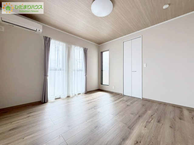 郡山市小原田２丁目　新築戸建　の寝室|バルコニーに面していて、たっぷり光りの入る明るい主寝室です！