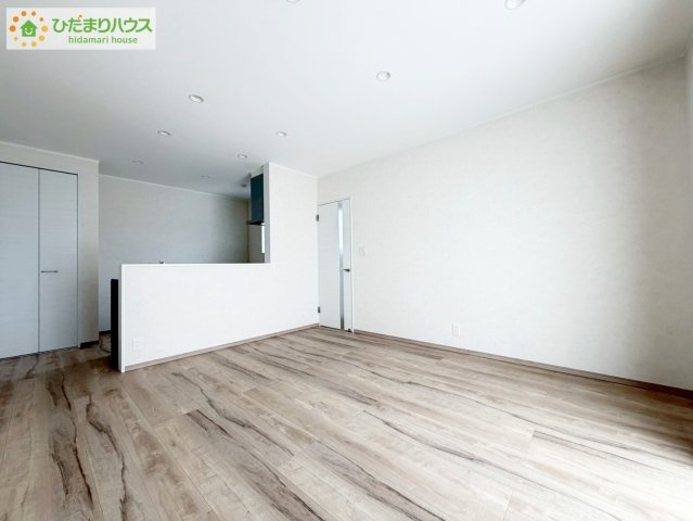 郡山市小原田２丁目　新築戸建　の居間・リビング|リビング大きな窓からは、暖かな日の光が降り注ぎます・・・