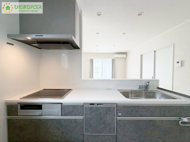 郡山市小原田２丁目　新築戸建　のキッチン|リビングを見渡せるキッチンはお子様を見ながらでも料理が出来て安心ですね☆