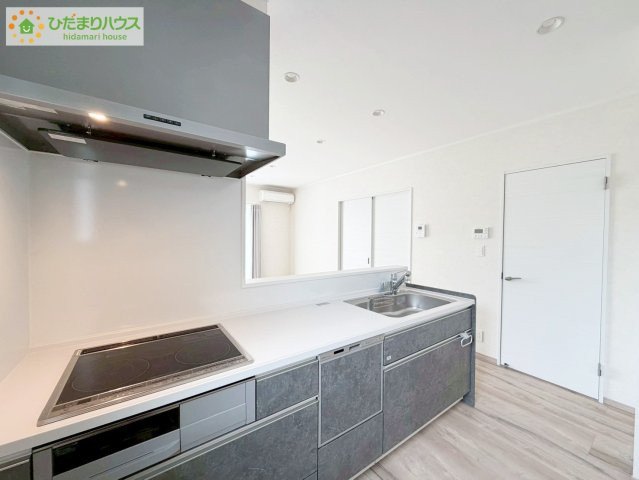 郡山市小原田２丁目　新築戸建　のキッチン|3口コンロでお料理する時間も短くなりそうですね(*‘∀‘)