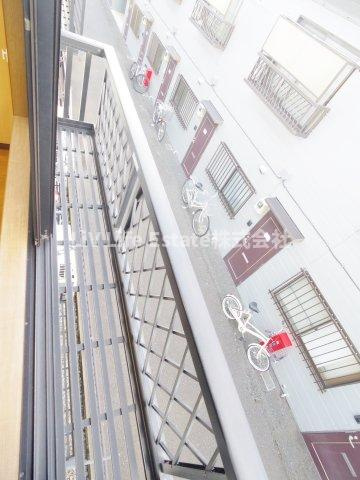 東村山市秋津町５丁目のアパートのバルコニー