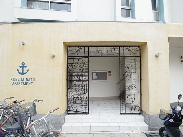神戸湊アパートメントのエントランス|お洒落なデザインのエントランス