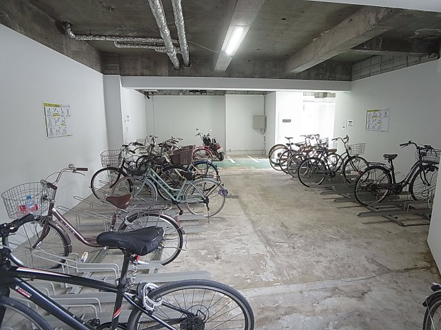 神戸湊アパートメントのその他共用部分|屋内の駐輪スペース完備