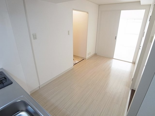 神戸湊アパートメントの居間・リビング|フルリフォームの美麗な室内