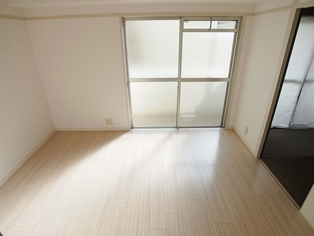 神戸湊アパートメントの内装|洋室、日当たり良好