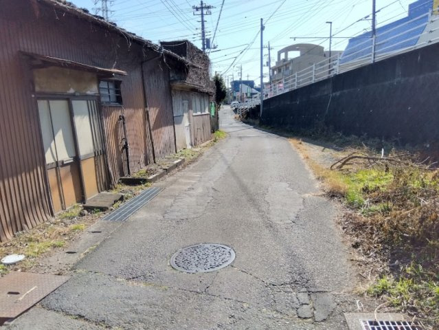 売土地　三島市徳倉4丁目の外観|間口が広々としています。車の出入りがスムーズに行えます。