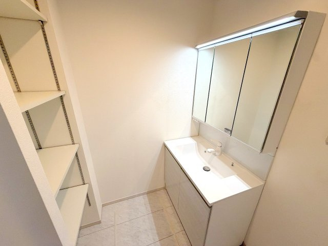 昭島市緑町3丁目　新築戸建の独立洗面台