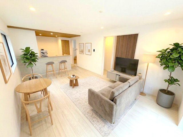 昭島市緑町3丁目　新築戸建の居間・リビング|家具等はCGイメージです。
