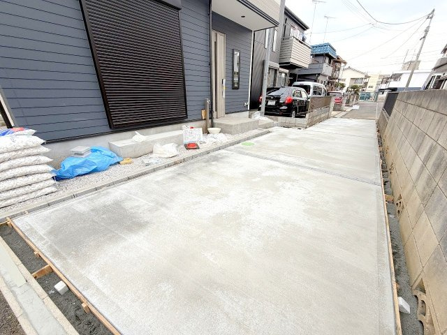 昭島市緑町3丁目　新築戸建の駐車場