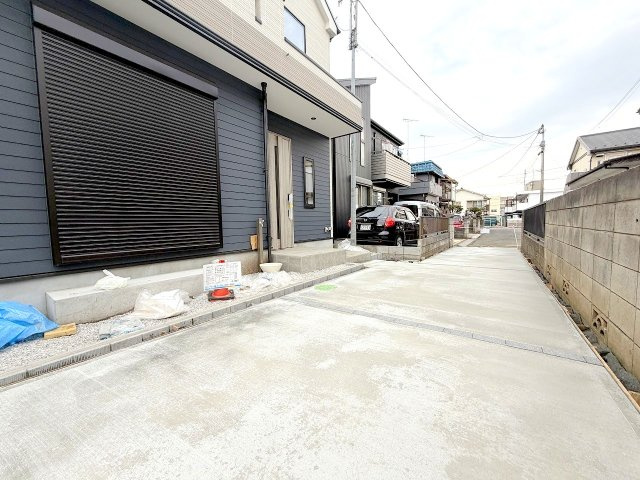 昭島市緑町3丁目　新築戸建の駐車場