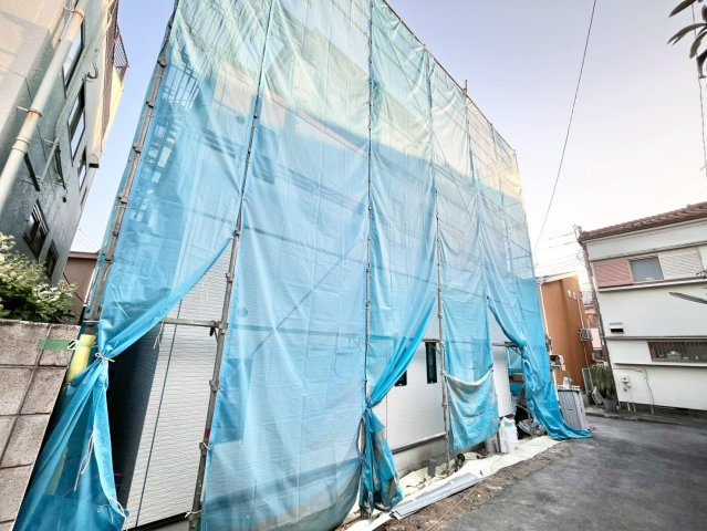 北区豊島3丁目　新築戸建　全2棟の前面道路含む現地写真|A号棟外観（2026.1.18撮影）

現地ご見学希望・資料請求などお気軽にお問い合わせ下さい！
03-5990-5201