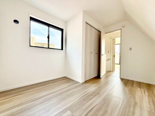 北区豊島3丁目　新築戸建　残1棟の洋室|自分だけのプライベート空間。明るく温もりを感じることができる居室です。

現地ご見学希望・資料請求などお気軽にお問い合わせ下さい！
03-5990-5201