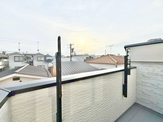 北区豊島3丁目　新築戸建　残1棟のバルコニー|南向きのバルコニーは陽当り良好で、たっぷりのお洗濯物もよく乾きます！

現地ご見学希望・資料請求などお気軽にお問い合わせ下さい！
03-5990-5201