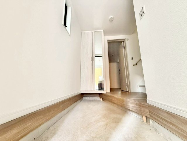 北区豊島3丁目　新築戸建　残1棟の玄関|お出かけ前の身だしなみチェックに役立つ鏡と収納完備の玄関です。

現地ご見学希望・資料請求などお気軽にお問い合わせ下さい！
03-5990-5201