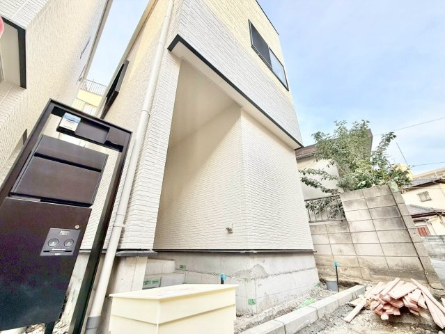 北区豊島3丁目　新築戸建　残1棟の外観|不在時に便利な宅配ボックス完備。

現地ご見学希望・資料請求などお気軽にお問い合わせ下さい！
03-5990-5201