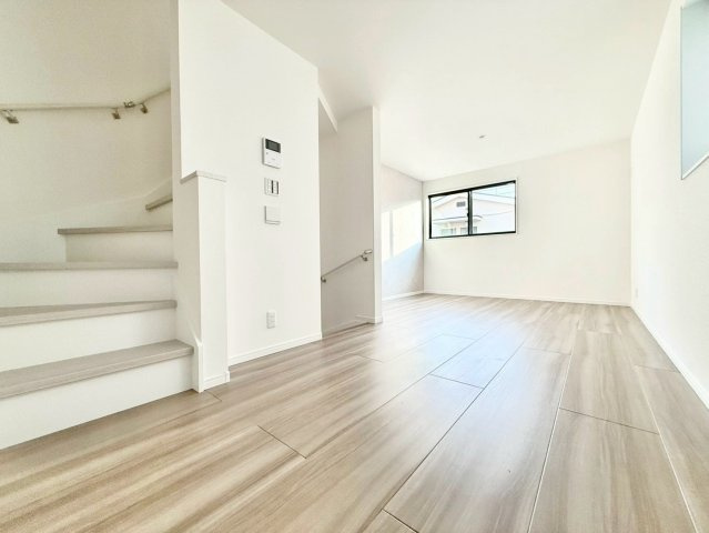 北区豊島3丁目　新築戸建　残1棟の居間・リビング|15帖の広いリビングはご家族が自然と集まる居心地の良い空間。

現地ご見学希望・資料請求などお気軽にお問い合わせ下さい！
03-5990-5201