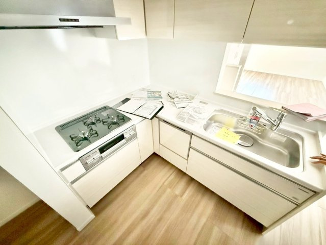 北区豊島3丁目　新築戸建　残1棟のキッチン|使いやすいＬ字型のキッチン！移動距離が少ないのがポイント。

現地ご見学希望・資料請求などお気軽にお問い合わせ下さい！
03-5990-5201