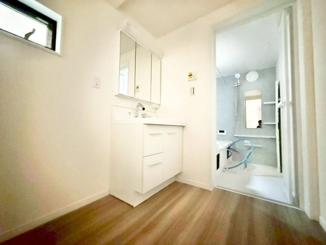 北区豊島3丁目　新築戸建　残1棟の独立洗面台|三面鏡の裏には収納が付いているため、スムーズに身支度が完了します！

現地ご見学希望・資料請求などお気軽にお問い合わせ下さい！
03-5990-5201