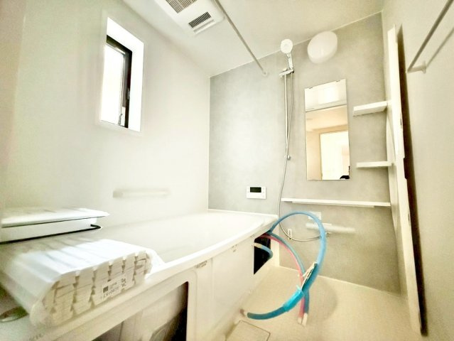 北区豊島3丁目　新築戸建　残1棟の浴室|追い焚き機能付きの浴室は、仕事で帰りが遅くなった日にも温かい湯船に浸かって疲れを癒すことができます。

現地ご見学希望・資料請求などお気軽にお問い合わせ下さい！
03-5990-5201