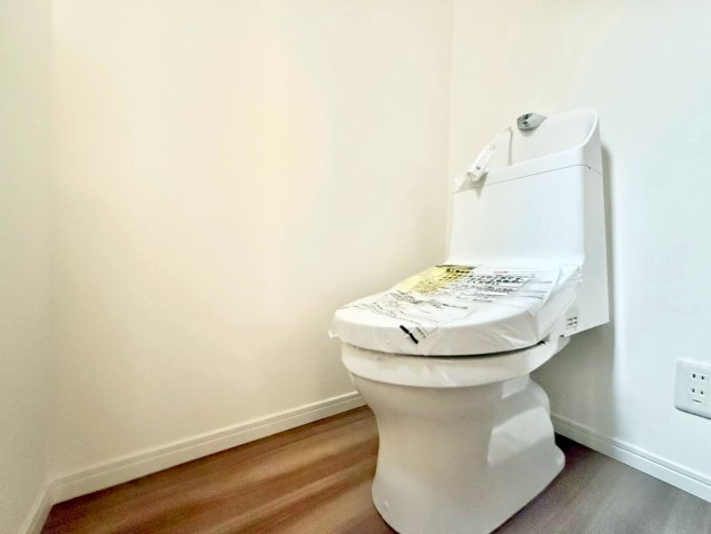 北区豊島3丁目　新築戸建　残1棟のトイレ|ウォシュレット付きのトイレはいつも快適！

現地ご見学希望・資料請求などお気軽にお問い合わせ下さい！
03-5990-5201