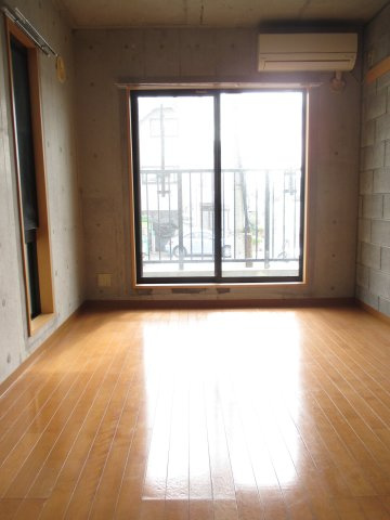 湘南テラスⅡの居間・リビング|駐輪スペースです