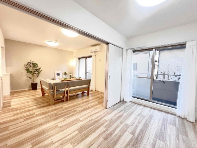 Grace Court Kasaiの居間・リビング|ドキドキの新生活も、安心してスタート。ぴったりの住まいを見つけませんか？クランディアが一緒に住まい選びをサポートします‼　まずは、お気軽にお問合せください　＃クランディア