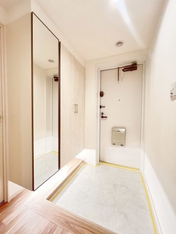 Grace Court Kasaiの玄関|ドキドキの新生活も、安心してスタート。ぴったりの住まいを見つけませんか？クランディアが一緒に住まい選びをサポートします‼　まずは、お気軽にお問合せください　＃クランディア