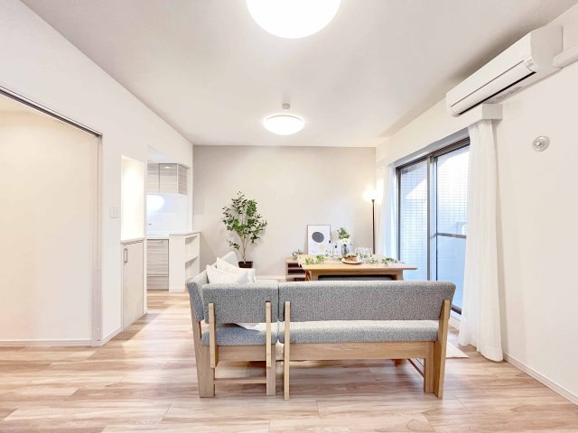 Grace Court Kasaiの居間・リビング|ドキドキの新生活も、安心してスタート。ぴったりの住まいを見つけませんか？クランディアが一緒に住まい選びをサポートします‼　まずは、お気軽にお問合せください　＃クランディア