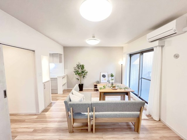 Grace Court Kasaiの居間・リビング|ドキドキの新生活も、安心してスタート。ぴったりの住まいを見つけませんか？クランディアが一緒に住まい選びをサポートします‼　まずは、お気軽にお問合せください　＃クランディア