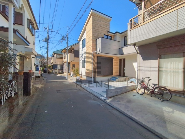【前面道路含む現地写真】 | 練馬区大泉町１丁目　新築戸建て | 落ち着いた住宅街の一角で、ゆったり過ごせる住環境です