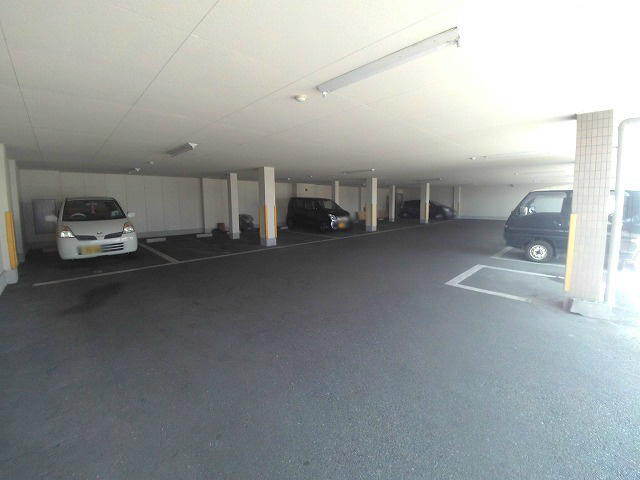 シャンポール西藤江の駐車場