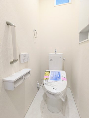 【トイレ】 | 葛飾区西水元４丁目の新築戸建 | ～収納付きトイレ写真～