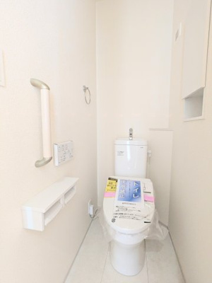 【トイレ】 | 葛飾区西水元４丁目の新築戸建 | ～収納付きトイレ写真～