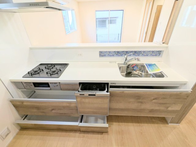 【キッチン】 | 葛飾区西水元４丁目の新築戸建 | ～食器洗浄乾燥機付のキッチン写真～